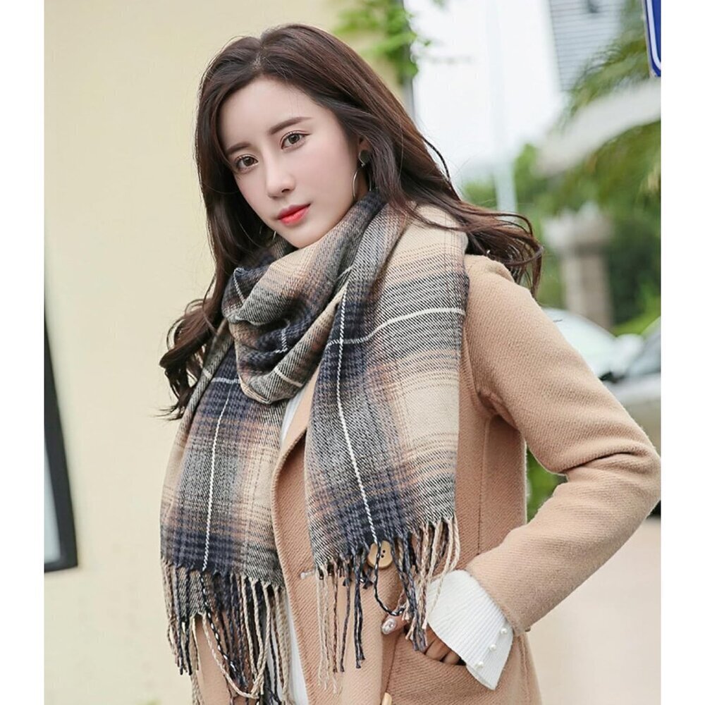 Women's Gradient Grey Fashion Long Shawl Big Grid Winter Warm Lattice Scarf - Picture 3 of 5